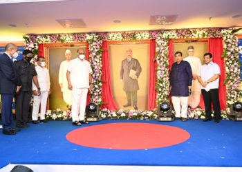Oil paintings of Co-op Icons unveiled; Gadkari and Pawar attend
