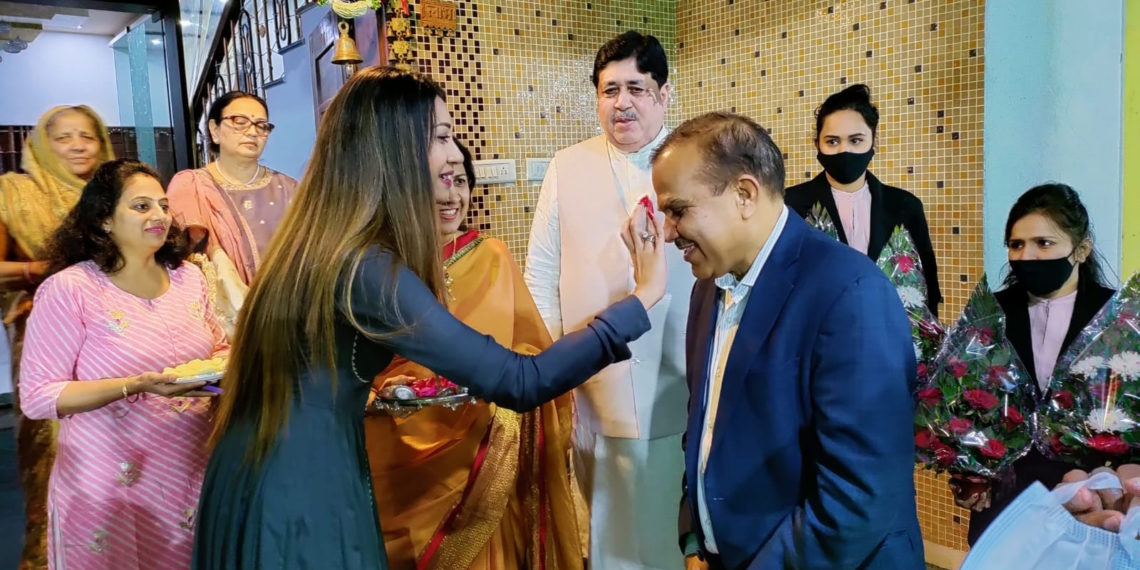 Chandra Pal felicitated in Gujarat; Sanghani & Amin host show