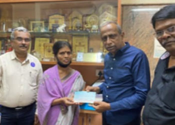 Tumkur Credit Co-ops gives insurance of Rs 5 Lakh to a member