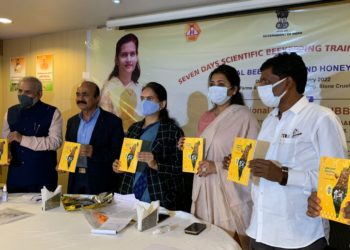 NDDB trains on scientific beekeeping in Nashik
