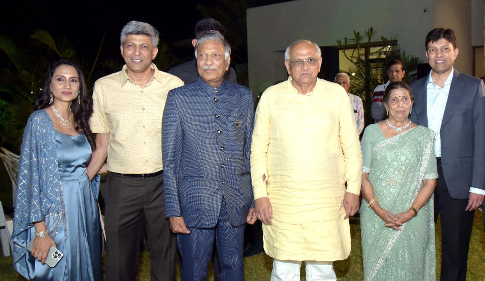 Amin turns 75; CM visits him home to greet