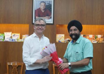 British High Commissioner visits Amul dairy plant