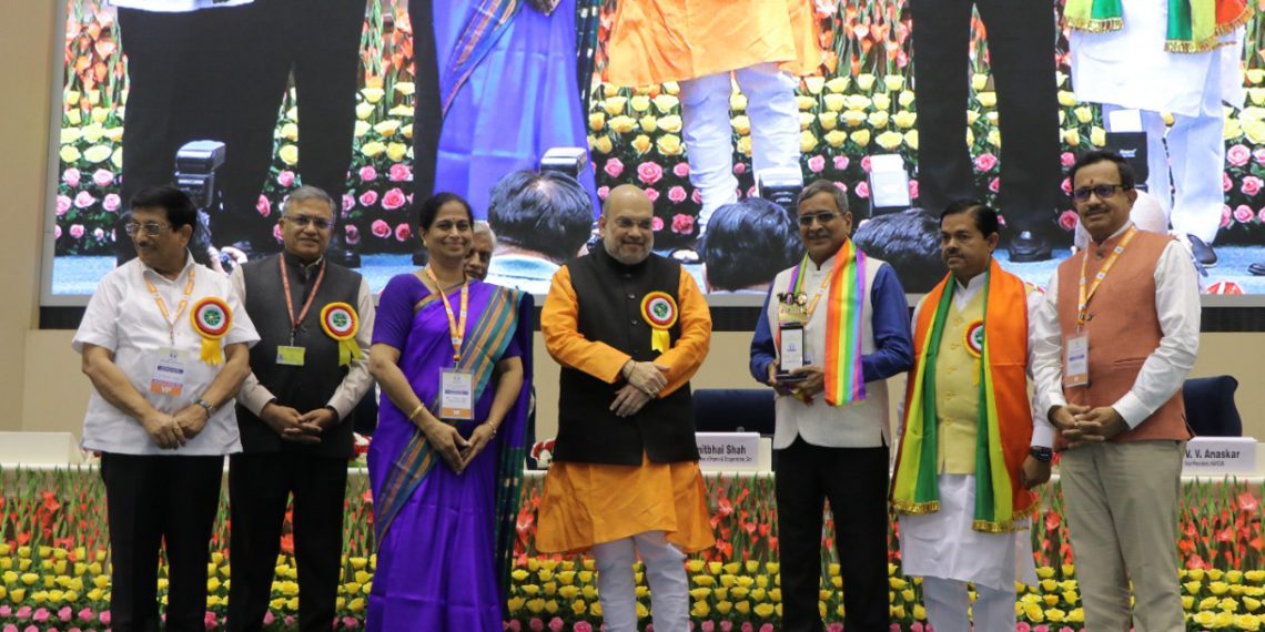 Cosmos Bank chairman receives award from Shah