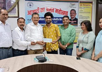 Amrit Mahotsav: Nainital DCCB gives loan cheques