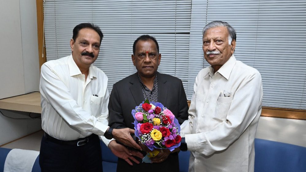 Mauritius Minister visits NICM; exchanges co-op ideas with Amin