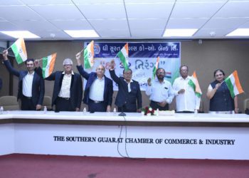 Surat People’s Co-op Bank distributes Tricolour
