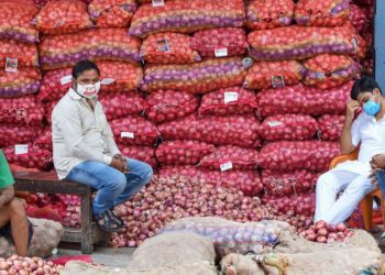 Nafed offloads onions in market to check price
