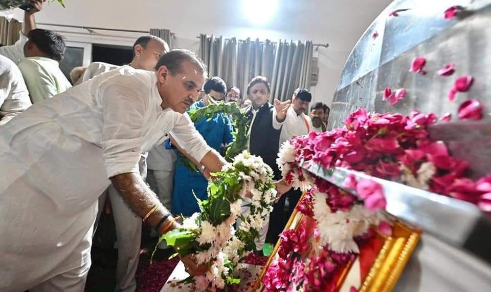Led by Shah, co-operators mourn passing away of Netaji