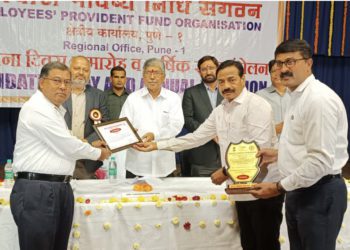Pune DCCB gets awards from Minister Patil