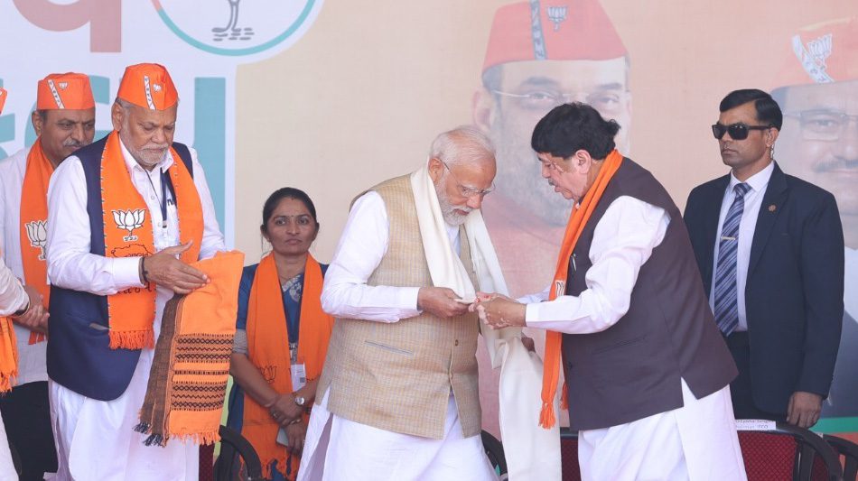 Sanghani showcases co-op products before PM; Modi lauds Amar Dairy