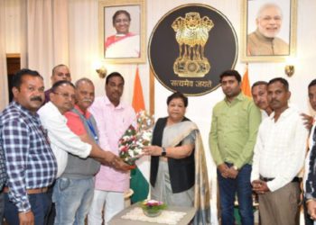 Chhattisgarh Co-op Society Employees meet Guv