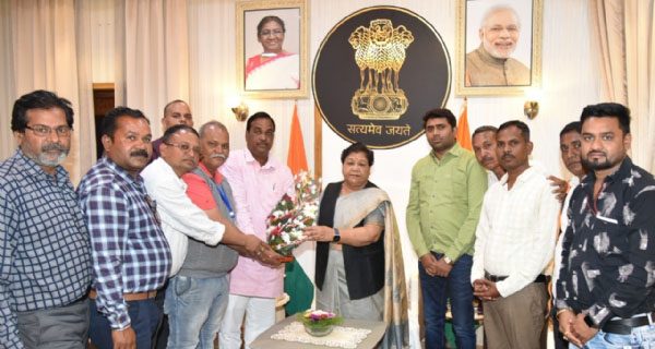 Chhattisgarh Co-op Society Employees meet Guv