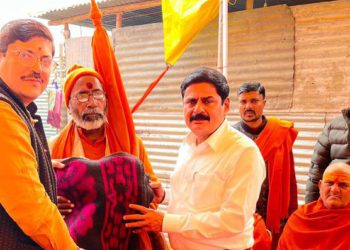 IFFCO distributes blankets to sadhus at Sangam