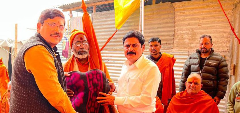 IFFCO distributes blankets to sadhus at Sangam