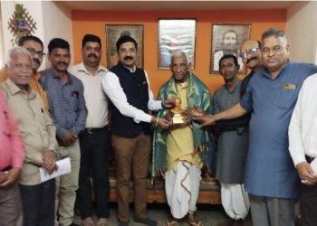Sahakar Bharati felicitates Vasantrao Deopujari