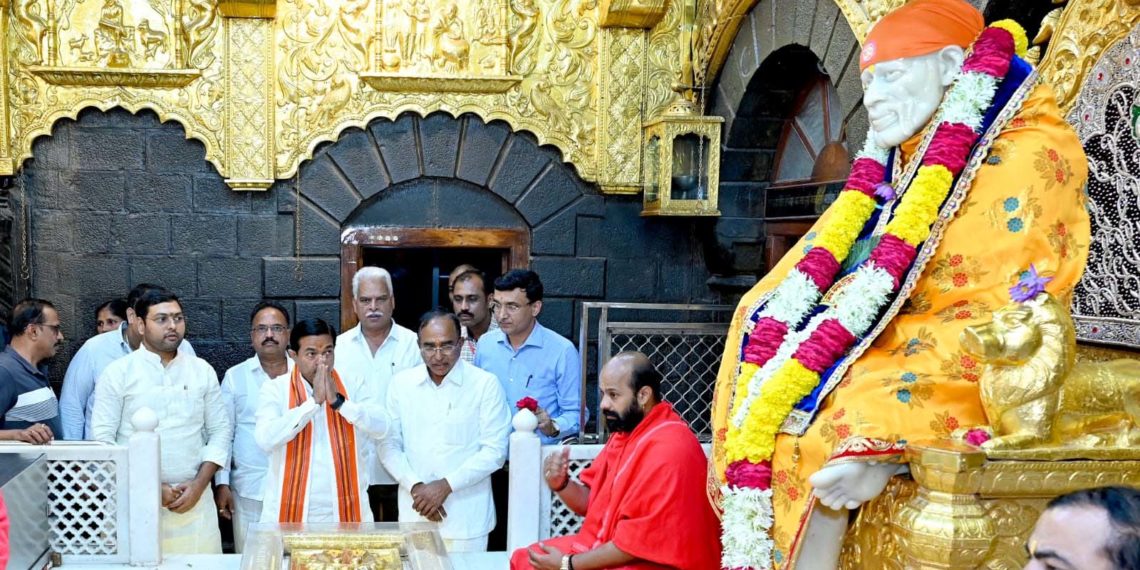 Verma offers prayers at Sai Baba temple, Shirdi