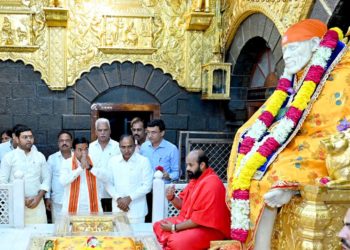 Verma offers prayers at Sai Baba temple, Shirdi