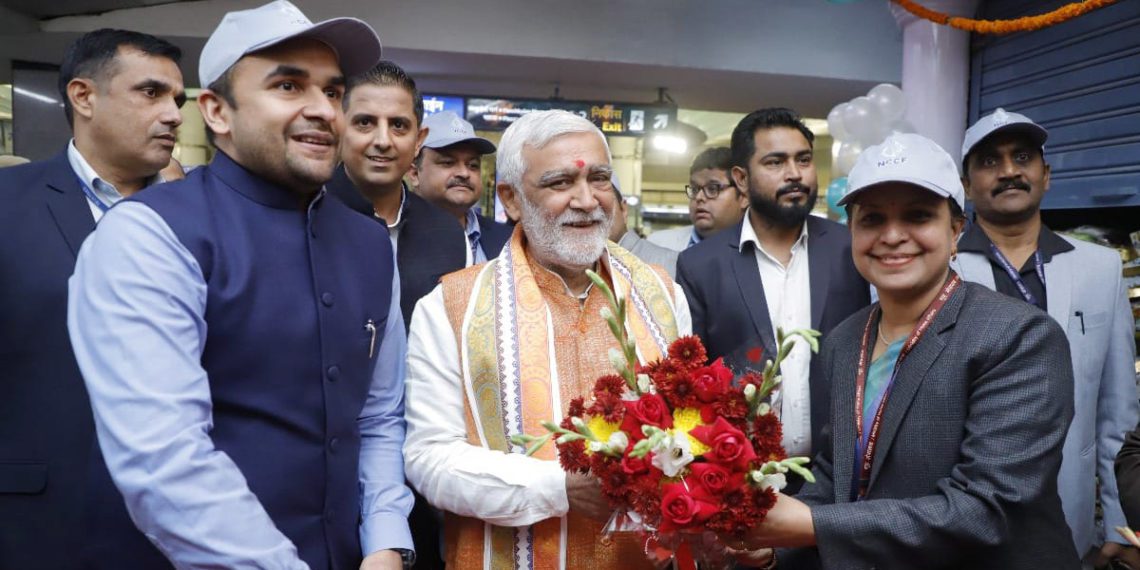 Minister launches NCCF’s Kiosk at Delhi Metro
