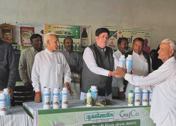 Gujcomasol distributes organic manure in Amreli