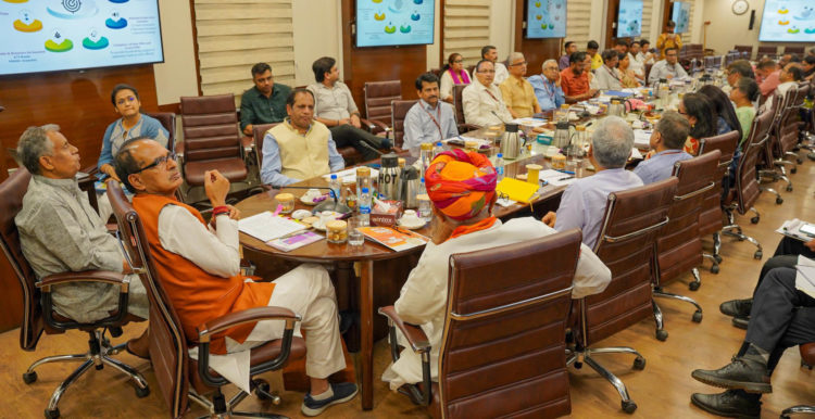 Chauhan stresses timely availability of fertilizers & seeds for farmers