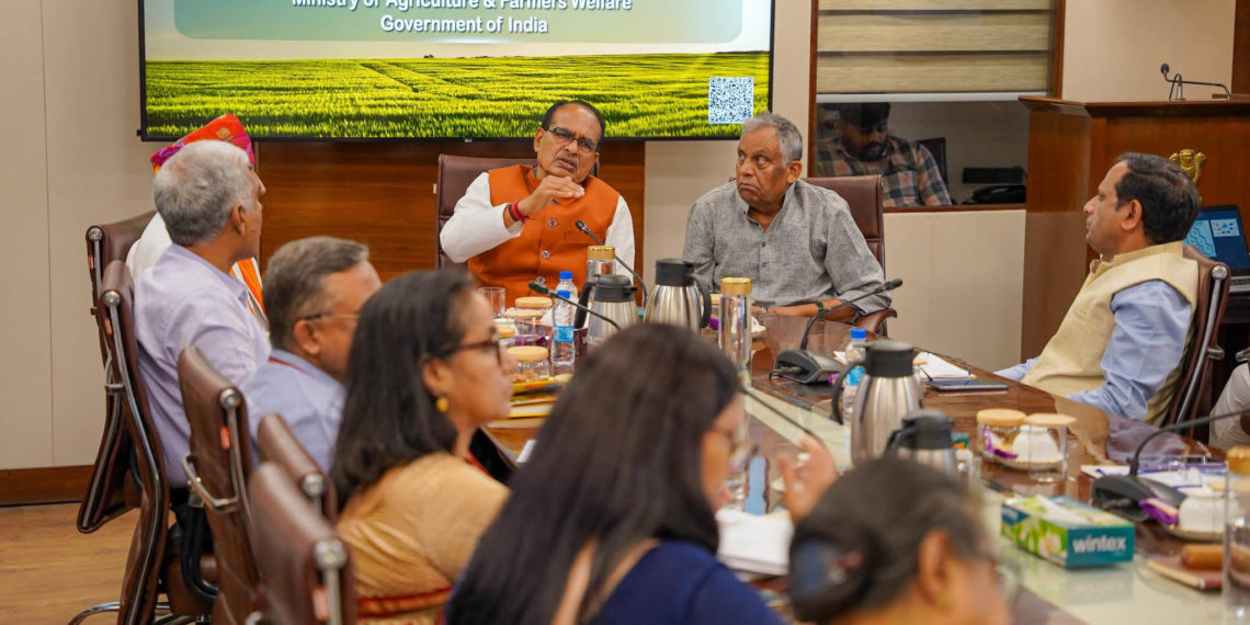 Chauhan stresses timely availability of fertilizers & seeds for farmers