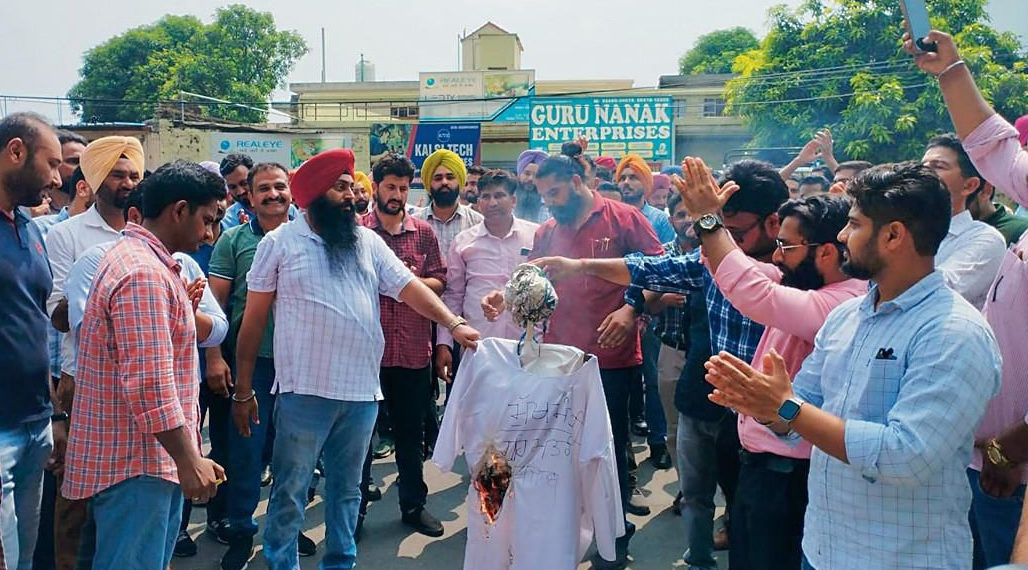 Co-op Inspectors protest against Vigilance Bureau