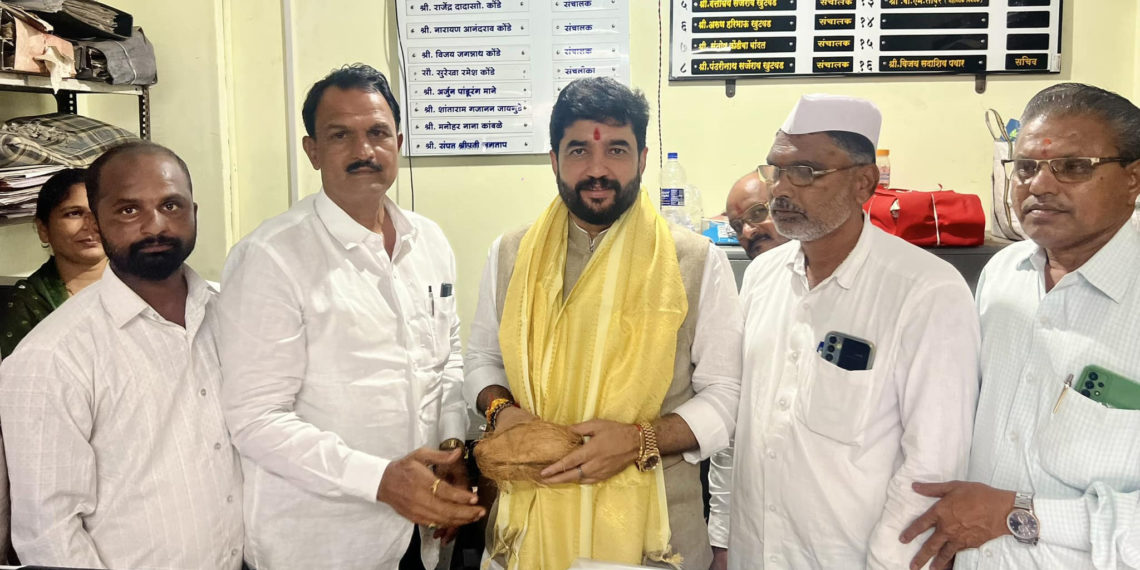 MoS interacts with co-op officials in Pune