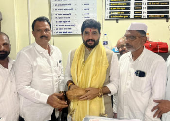 MoS interacts with co-op officials in Pune