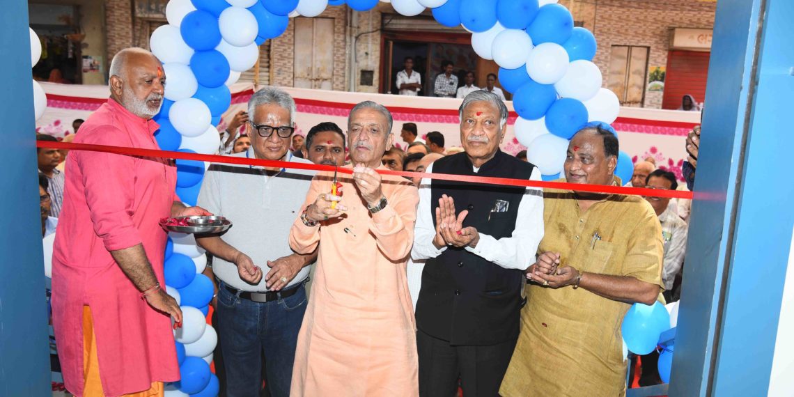 Narhari Amin opens 1st Co-op Jan-Aushadhi Kendra of Ahmedabad