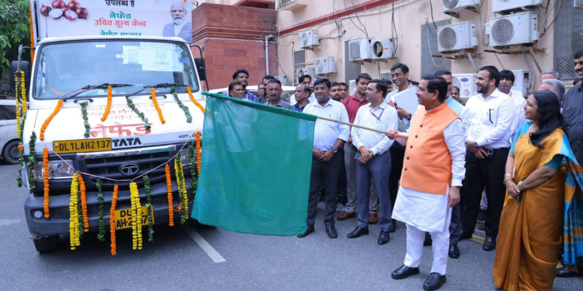 Stabilizing Onion prices: Minister flags off NAFED & NCCF vans in Delhi