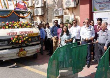NCCF flag vans selling tomatoes at Rs 65/Kg in Delhi NCR