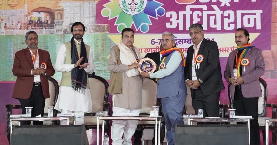 Gadkari at Valedictory; lauds credit co-op role for vulnerable section