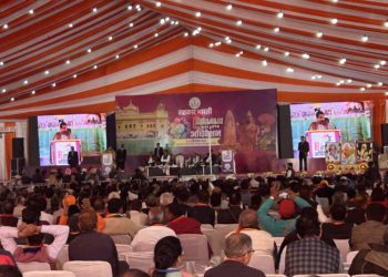 Gadkari uses mathematical analogy to illustrate co-op benefits