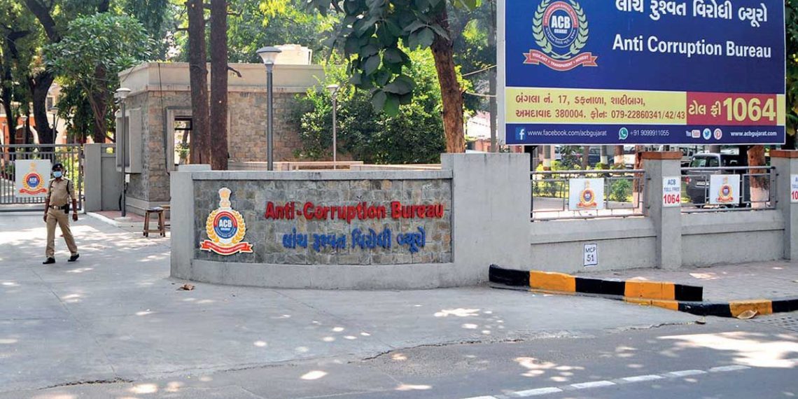 APMC official caught taking bribe in Mehsana