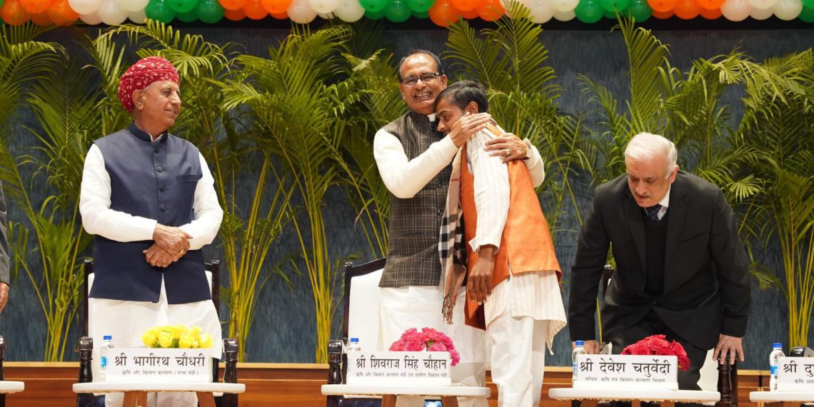 R Day: Chouhan meets with specially invited farmers