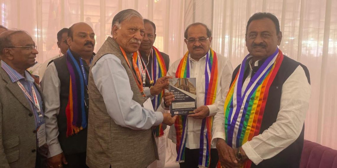 Amin presents self-authored book to Maha Minister