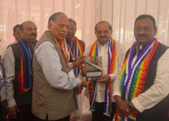 Amin presents self-authored book to Maha Minister