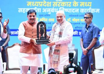 Every department he handles turns into gold; CM applauds Shah