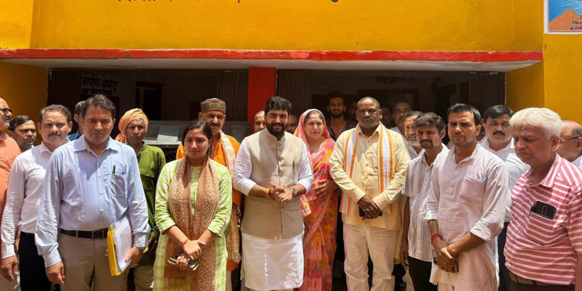 MoS Mohol visits Sekhuikala PACS in Balrampur