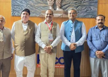 Top Cooperators pay a visit to Kaira DCCB Headquarters