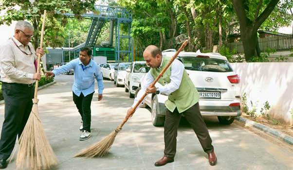 Bhutani leads Swachhotsav Campaign from front