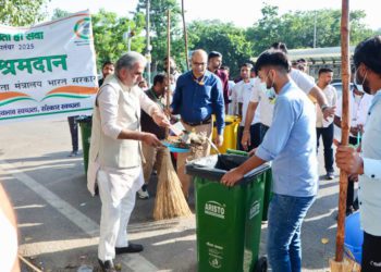 MoS Gurjar leads Nationwide Swachhata drive in New Delhi