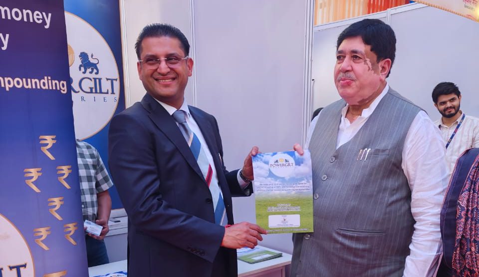 NCUI Haat: Nahata welcomes Sanghani at Power Gilt Stall