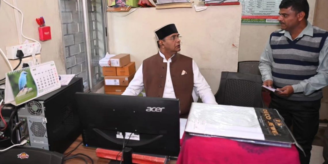 Minister reviews Service Co-op Society in Chhindwara