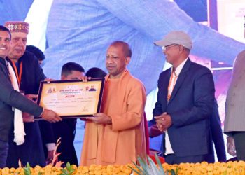 UP: “Kheti Ki Baat, Khet Par” sees Yogi and Sanghani engage farmers