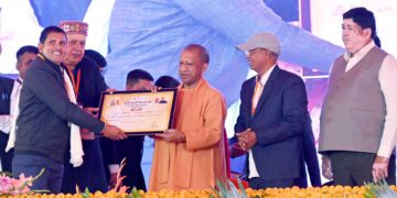 UP: “Kheti Ki Baat, Khet Par” sees Yogi and Sanghani engage farmers