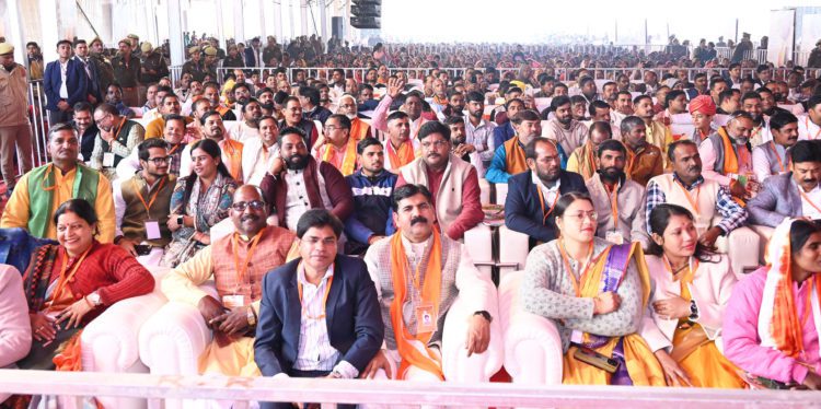 UP: “Kheti Ki Baat, Khet Par” sees Yogi and Sanghani engage farmers