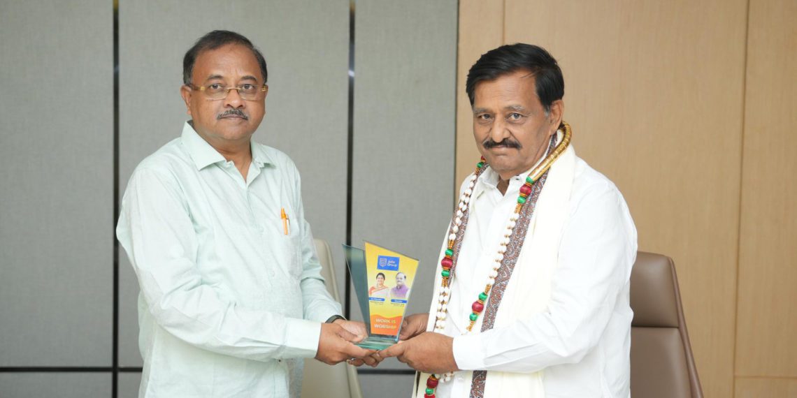 Deshmukh visits Beereshwar Society, backs Co-op Led Prosperity
