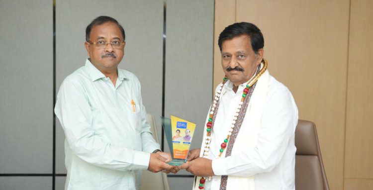 Deshmukh visits Beereshwar Society, backs Co-op Led Prosperity