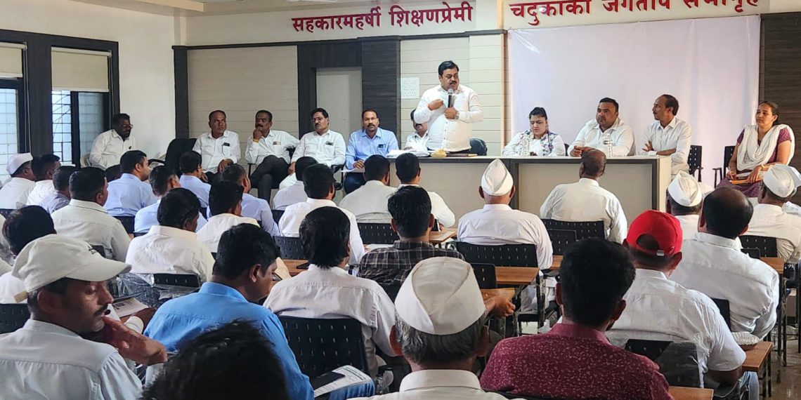 Pune DCCB reviews recovery strategy at Purandar meet
